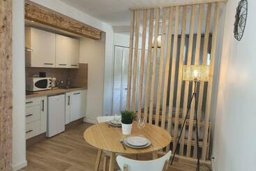 Apartamenty turystyczne Joli Studio Proche Des Remparts