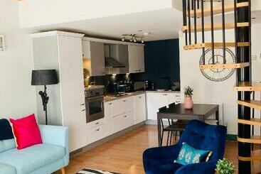 관광객 아파트 Jungle Escape, City Apartment With Parking & Terrace