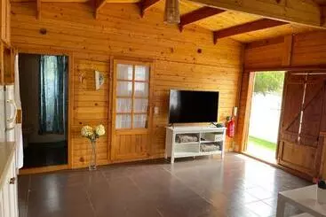 Turistihuoneistot Agradable Mini Casa De Madera Con Jardín Amplio