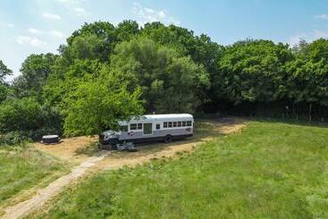 דירות לתיירים American School Bus Retreat With Hot Tub In Sussex Meadow