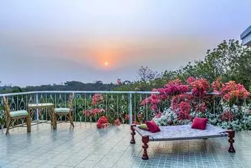 ツーリストアパートメント Saffronstays Sunglade, Kashid   Ocean View Villa Near Kashid Beach