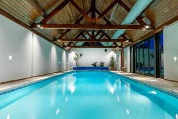 Жильё для туристов Available For Contractors 2 Double Beds And Sofa Bed Private Parking