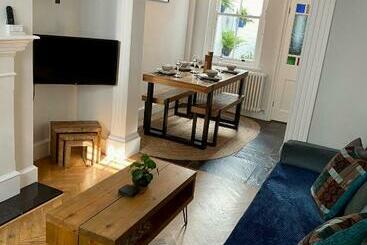 דירות לתיירים Camelford Street Cottage   Brighton