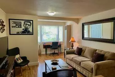 ツーリストアパートメント Great Downtown Sandpoint Location!