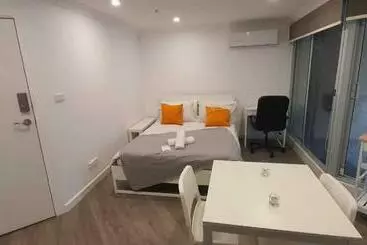 ツーリストアパートメント Dana Cozy Apartment With Shared Entry In The City