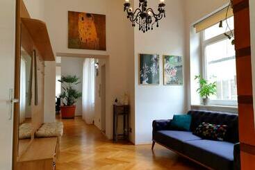 관광객 아파트 Sunny And Spacious Apartment Near City Centre