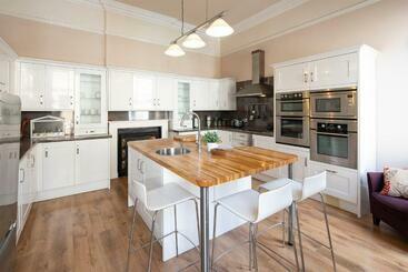 Appartamenti turistici Stunning Spacious Central Apartment Near Parade Gardens