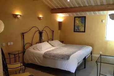 هتل Hôtel Lou Caleù Restaurant Le Rocher Des Abeilles