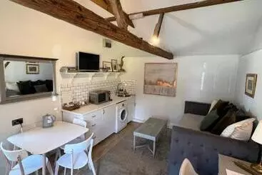 Retkeilymaja Pear & Olive Cottage