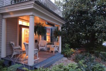 فندق 1868 Magnolia House Inn