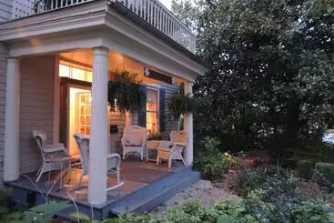 Hotelli 1868 Magnolia House Inn