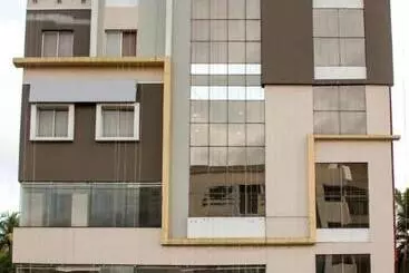 هتل Siri Varshini Inn