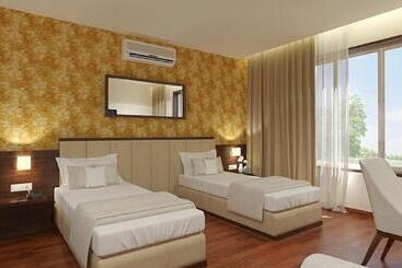 בית מלון כפרי Shlok  Pure Veg , Kolhapur