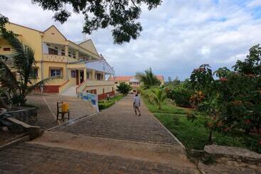 تختخواب و صبحانه Centre Lucien Botovasoa