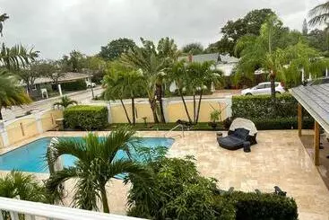 Capri Inn & Apartments