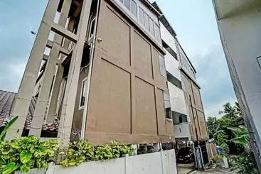 Hotelli Oyo 91872 Sweet 17 Kost