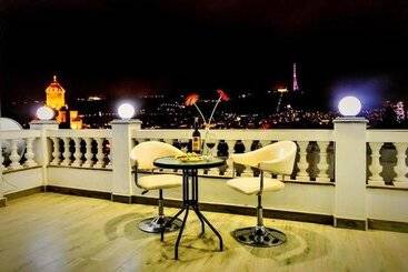 فندق White House