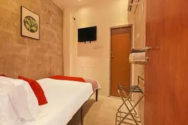 Hotel Oyo 90662 The 1975