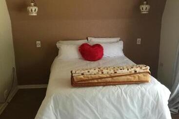 Bed & Breakfast Home Away From Home