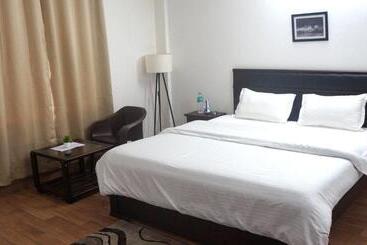 هتل The Relyn Suite