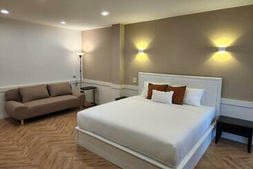 アパートホテル Hommory Residence   West Chalong