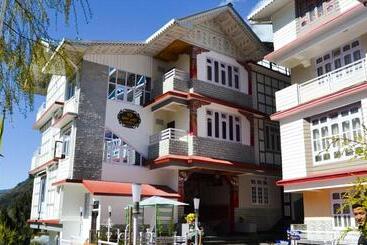 Hotel Golden Tashi Gakhil Resort