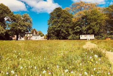 צימר Somerleyton Meadows   The Hideaway Hut & Hot Tub
