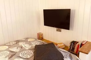 Bed and Breakfast Somerleyton Meadows   The Hideaway Hut & Hot Tub