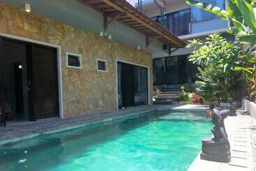 Bed and Breakfast Villa Ilnido Batulayar