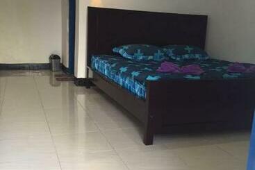 פנסיון Family Guest House Moni