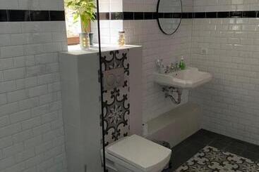 Majatalo L’aile Droite Du Château