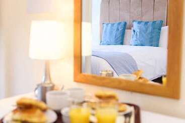 Отель Clarence Gardens