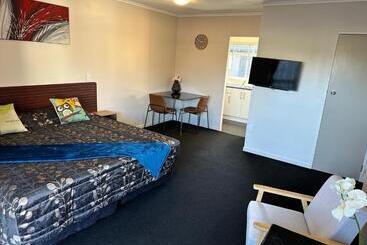 Red Rock Thermal Motel   Mineral Pool