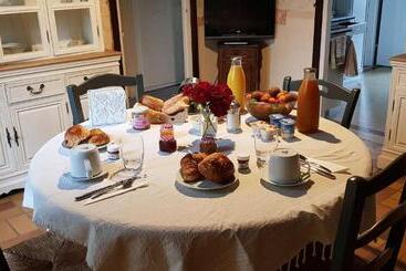 تختخواب و صبحانه La Maison Josnes De Mady