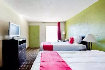 酒店 Palm Court Inn & Suites