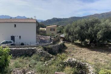 ベッドアンドブレックファースト Casa Basgiu, Chambres Avec Balcon Et Table D Hôtes