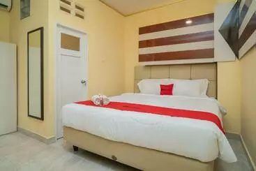 Hotel Reddoorz Plus Syariah Near Pasar Turi