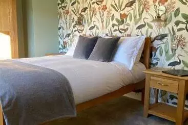 Majatalo Marshpools Bed & Breakfast   Licensed Near Weobley Village