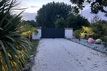 Bed and Breakfast L Escale Au Port Miniature De Saint Savinien