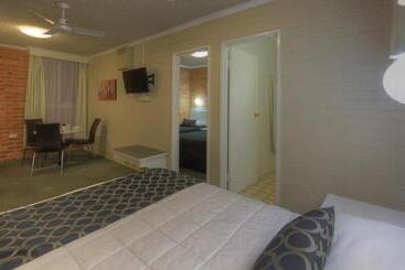 モーテル Cousins Motor Inn