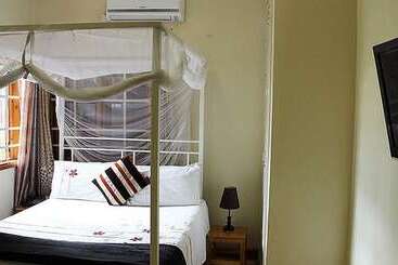 Отель Annie S Lodge Blantyre