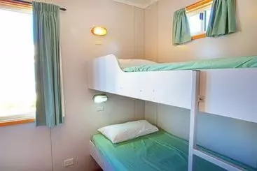 Отель Strahan Beach Tourist Park