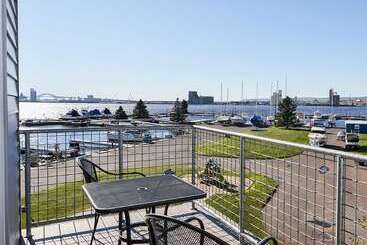 Hotelli Park Point Marina Inn