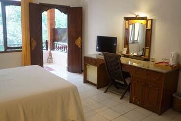 בית מלון כפרי Puri Naga Beachfront Cottages