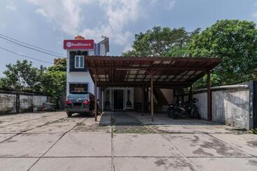 Hotelli Reddoorz Near Terminal Bubulak Bogor