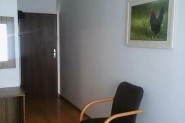 Pod Zachrypniętym Kogutem