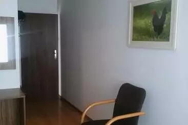 Pod Zachrypniętym Kogutem