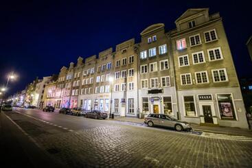 هاستل Wide Street