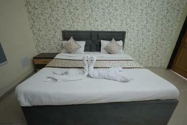 Hotelli Mukund Dham Near Mathura Railway Station