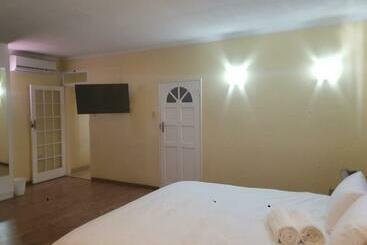 تختخواب و صبحانه La Familia Guesthouse Pionierspark